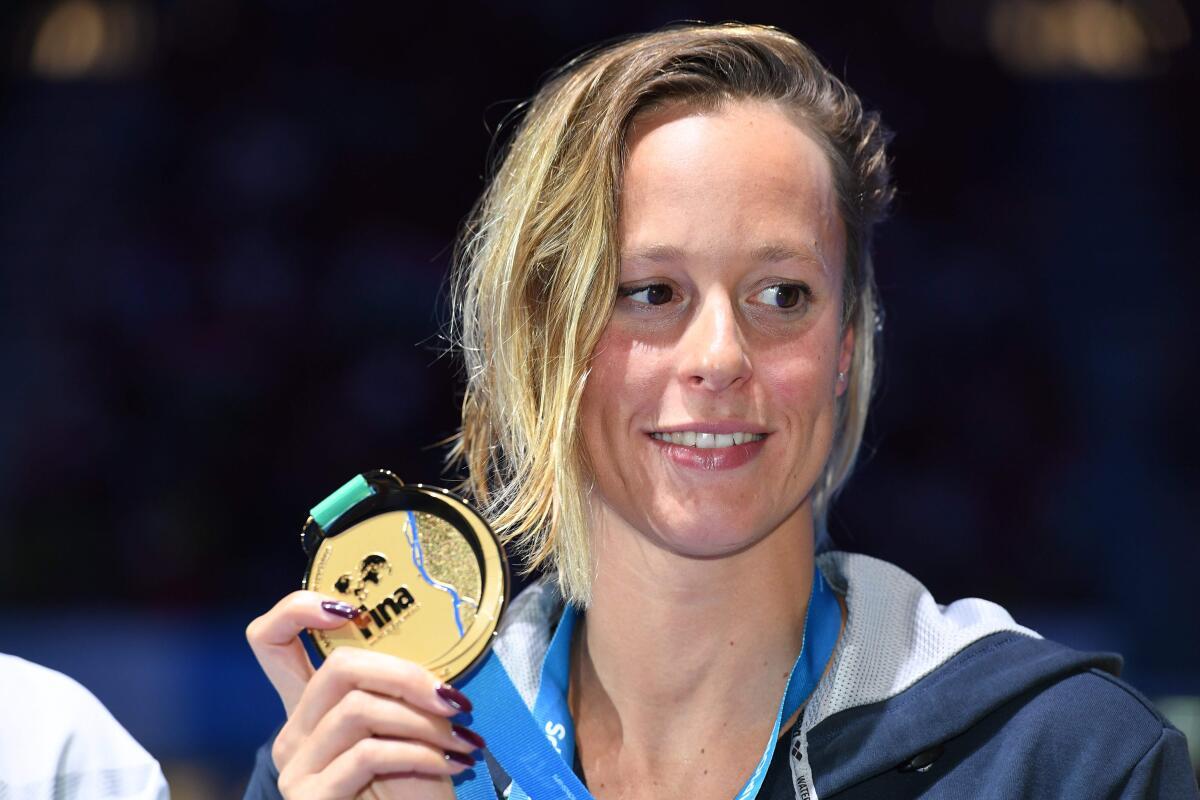 Ảnh tập tin: Federica Pellegrini của Italy tạo dáng với huy chương vàng của cô trong buổi lễ bục vinh quang cho trận chung kết tự do 200m của phụ nữ trong cuộc thi bơi lội tại Giải vô địch thế giới FINA 2017 ở Budapest. 
